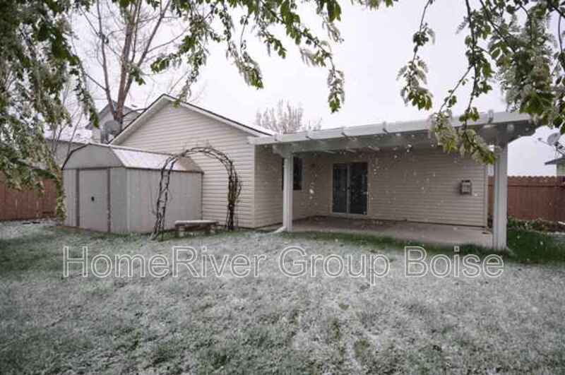 Charming 3-Bedroom Home with Vaulted Ceilings and Spacious Backyard property image